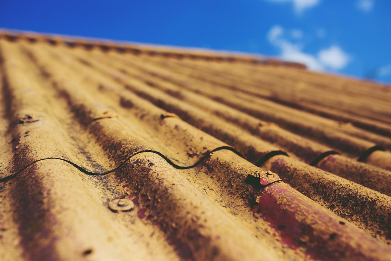 Tuiles d'un toit avec amiante