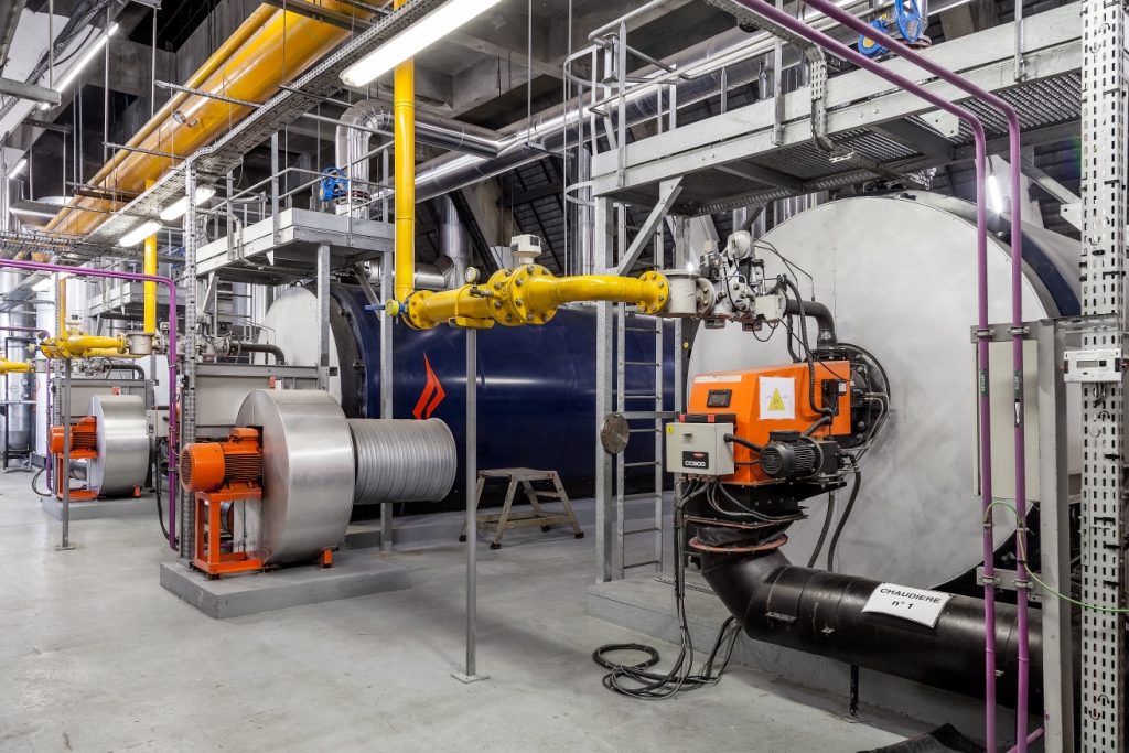 intérieur de la chaufferie du réseau de chaleur avec géothermie de la ville de Vigneux sur Seine