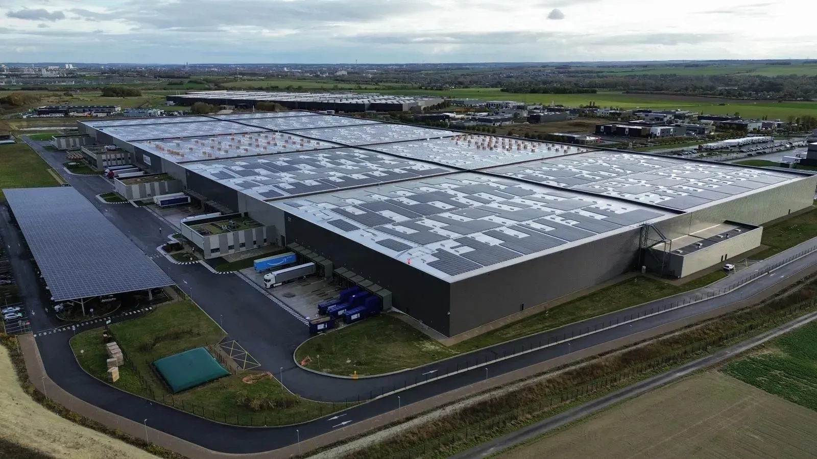 Installation d'ombrières et toiture solaire avec stockage BESS sur le site logistique ESR Amiens par Idex
