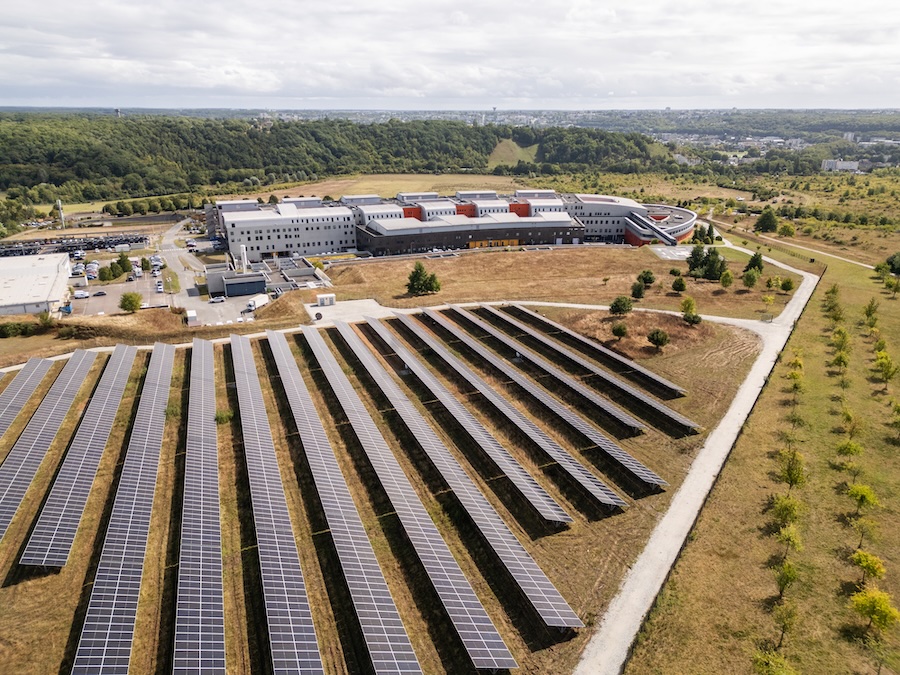 panneaux photovoltaïques au sol installés par Idex pour le CH Evreux, réduisant la facture d'électricité de l'hôpital.
