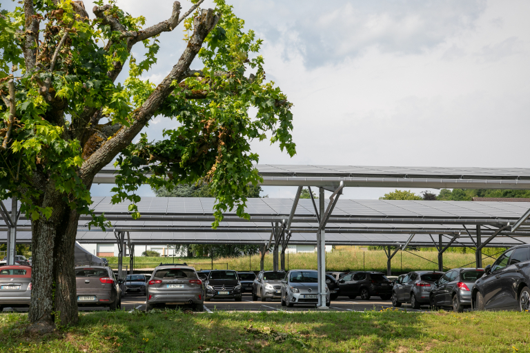 ombrière photovoltaique sur le parking d'une entreprise industrielle