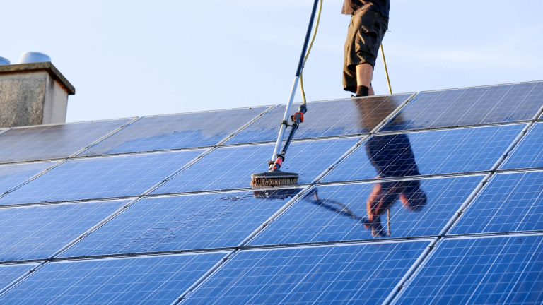 installation-solaire-ou-champ-photovoltaique