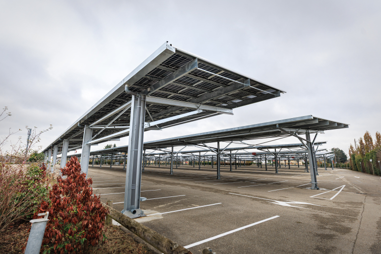 Installation panneau solaire ombrière parking entreprise