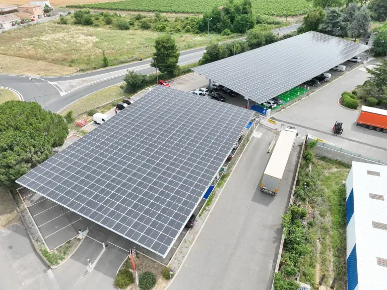 Panneaux photovoltaïques sur ombrière de parking entreprise, réduction bilan carbone
