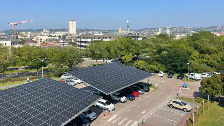 Panneaux photovoltaïques sur ombrière de parking entreprise, réduction bilan carbone