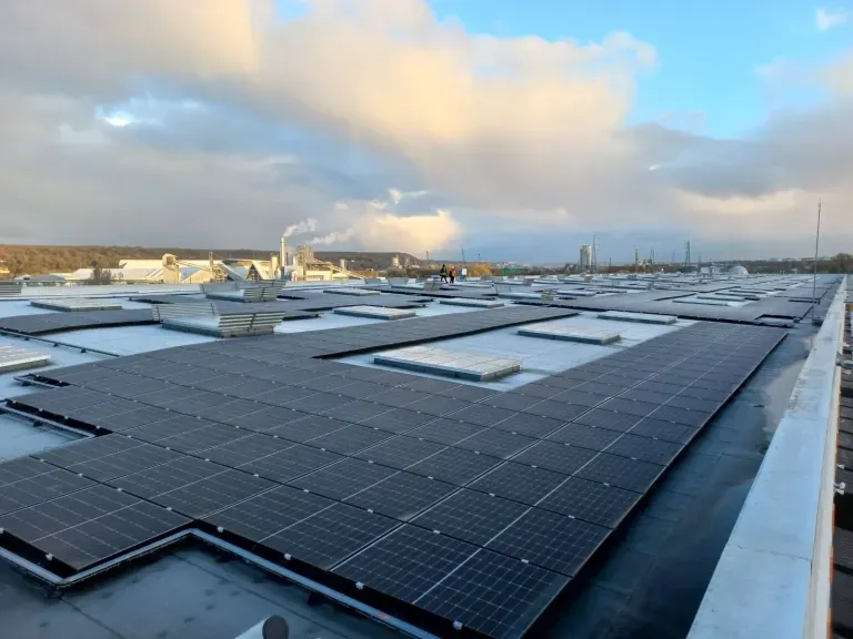 Panneaux solaires installés sur la toiture d'un bâtiment non résidentiel – obligations loi APER