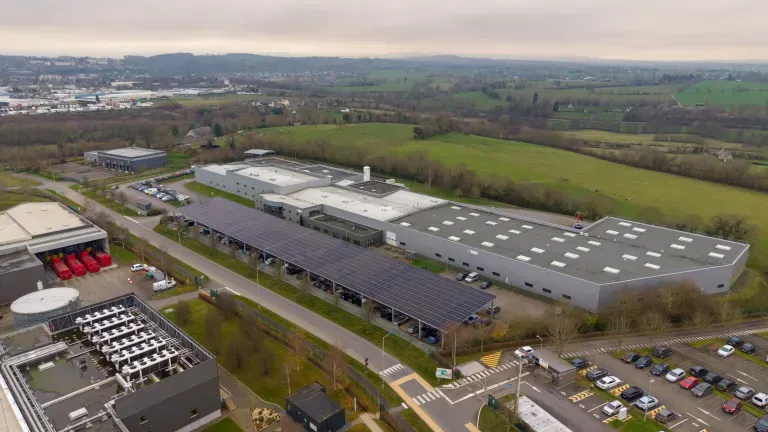  Installation photovoltaïque avec batterie de stockage industrielle pour stocker le surplus d’énergie solaire 