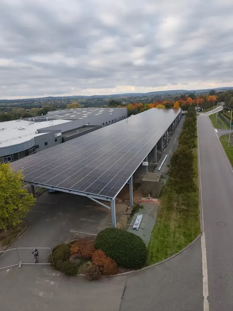Parking d’entreprise avec carports photovoltaïques 