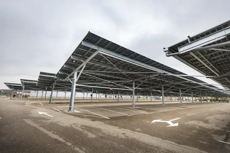 Ombrières photovoltaïques sur parking d’entreprise pour production d’énergie solaire