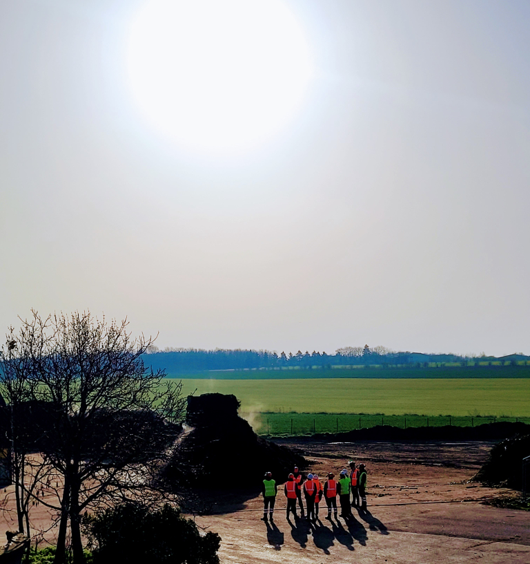 Équipe Idex en visite sur la plateforme de compostage Agrival à Amiens, site de valorisation des déchets verts d'Amiens Métropole
