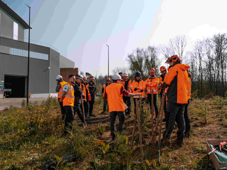  les collaborateurs d'IDEX ont participé à un chantier nature participatif sur le centre de valorisation énergétique de Villers-Saint-Paul